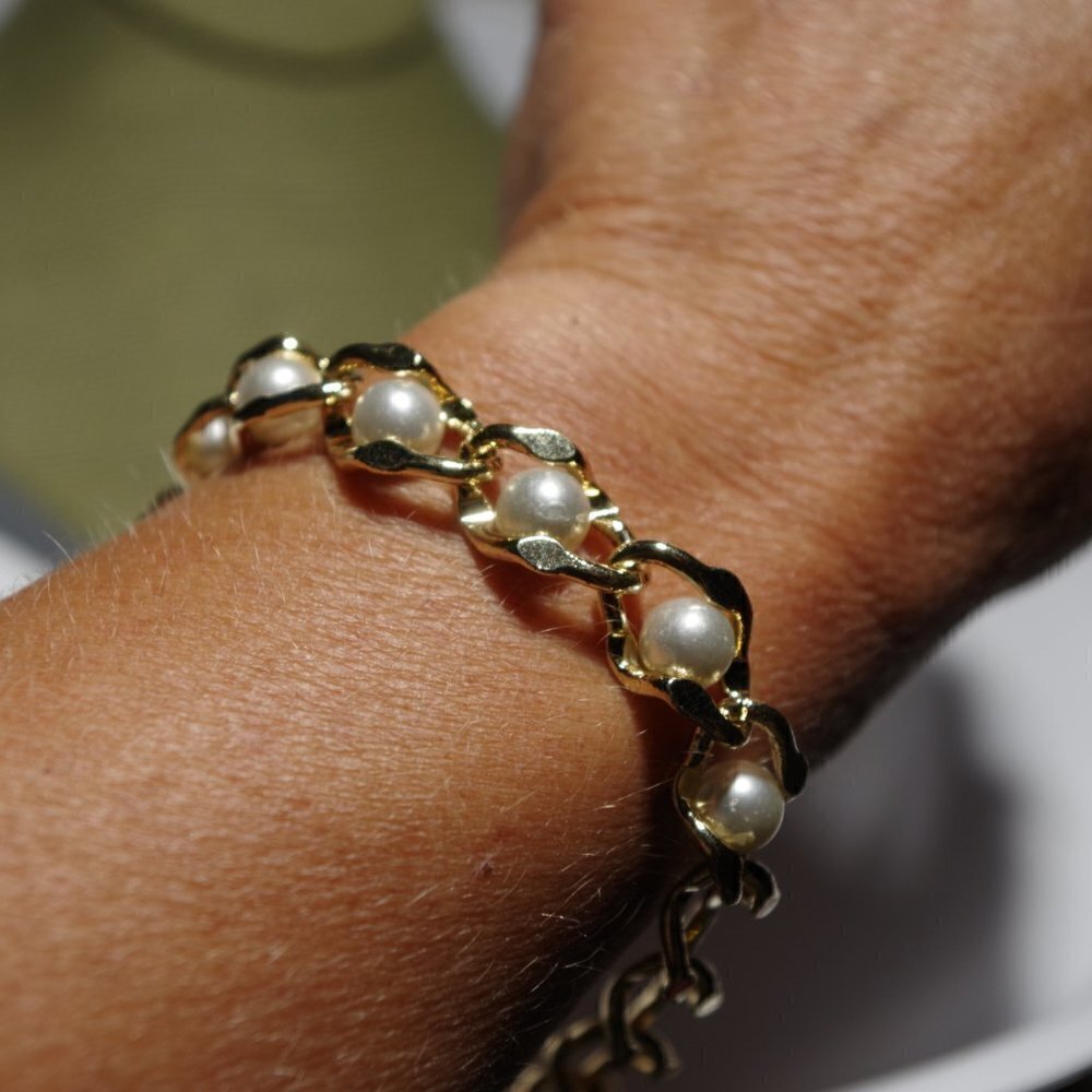 Women`s gold tone faux pearl bracelet. 7 1/2 inche
